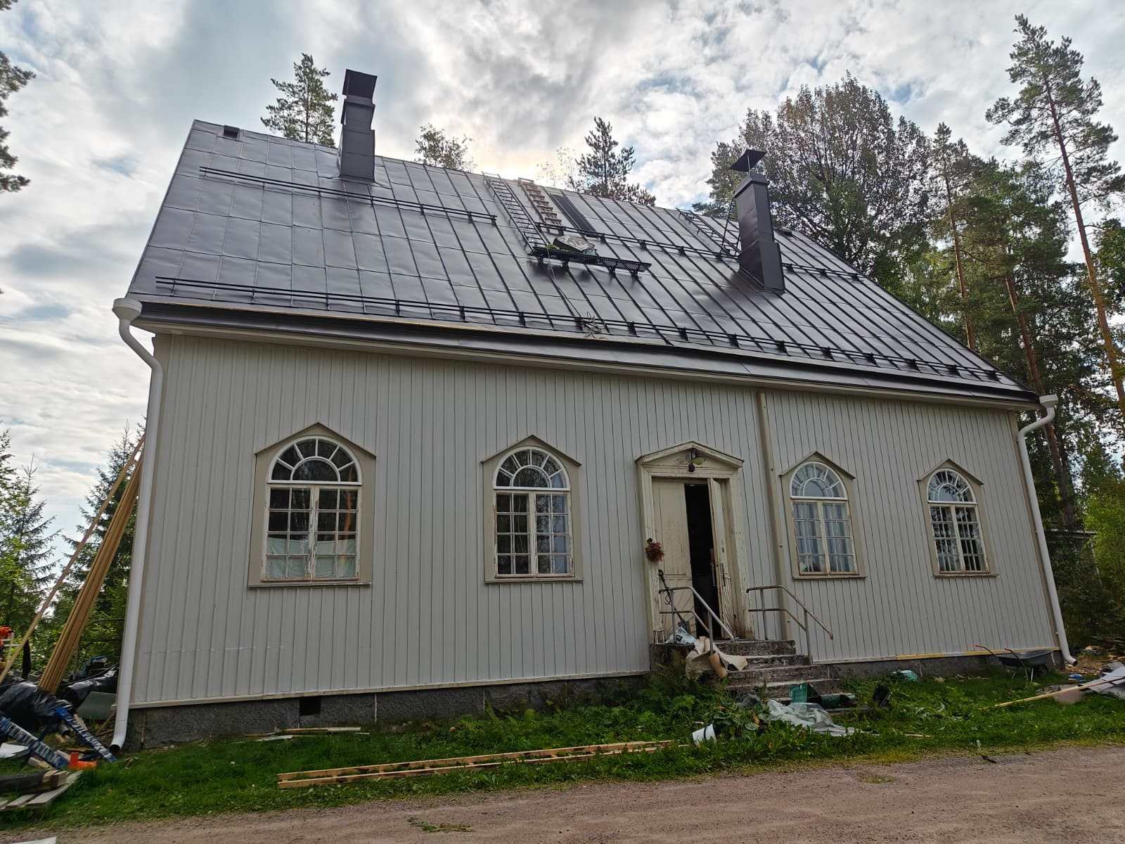 Kunnostettu vanha konesaumakatto kattoturvatuotteineen.