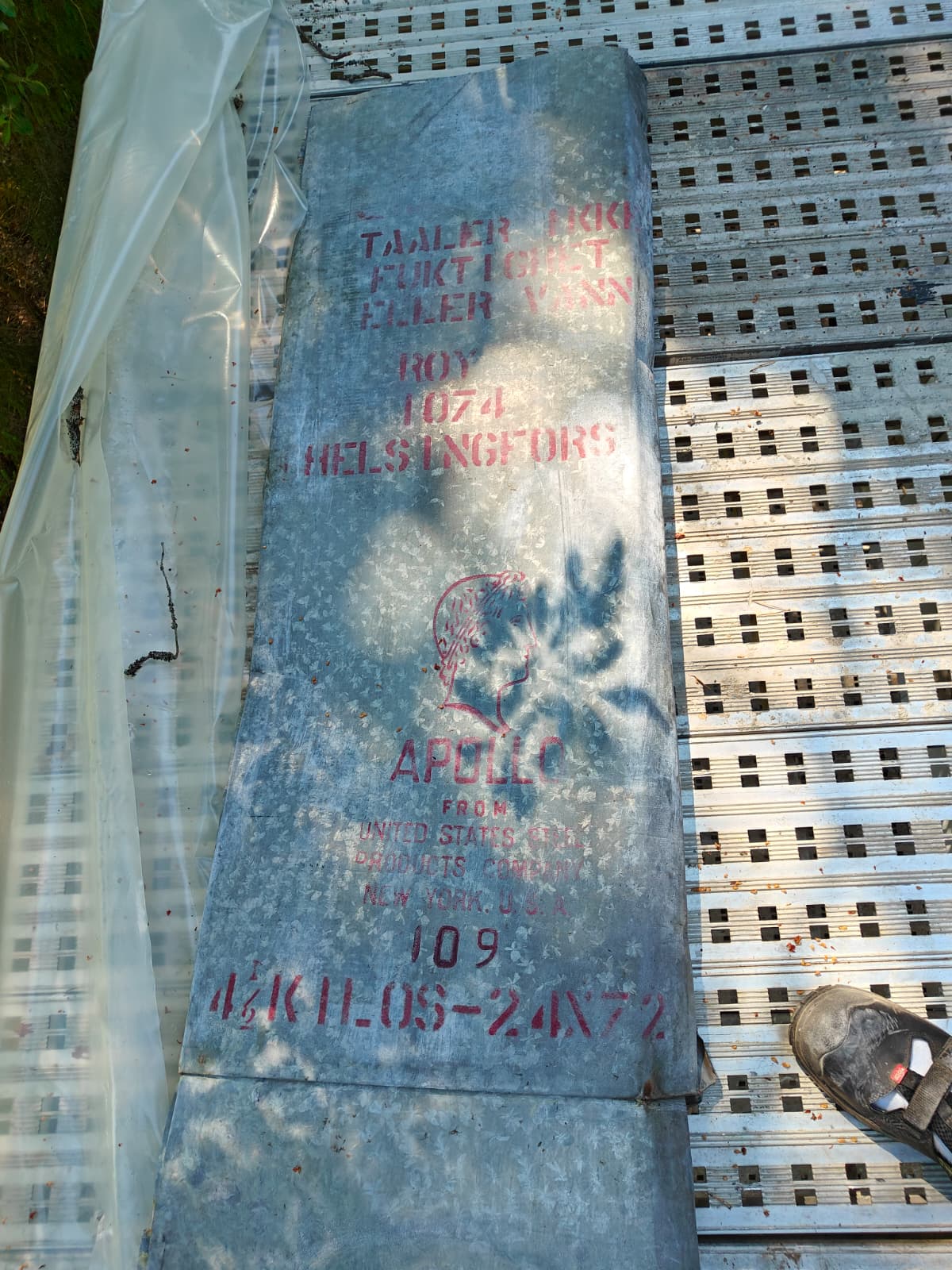 Apollo-merkittyä vanhaa kattopeltiä konesaumakatossa.