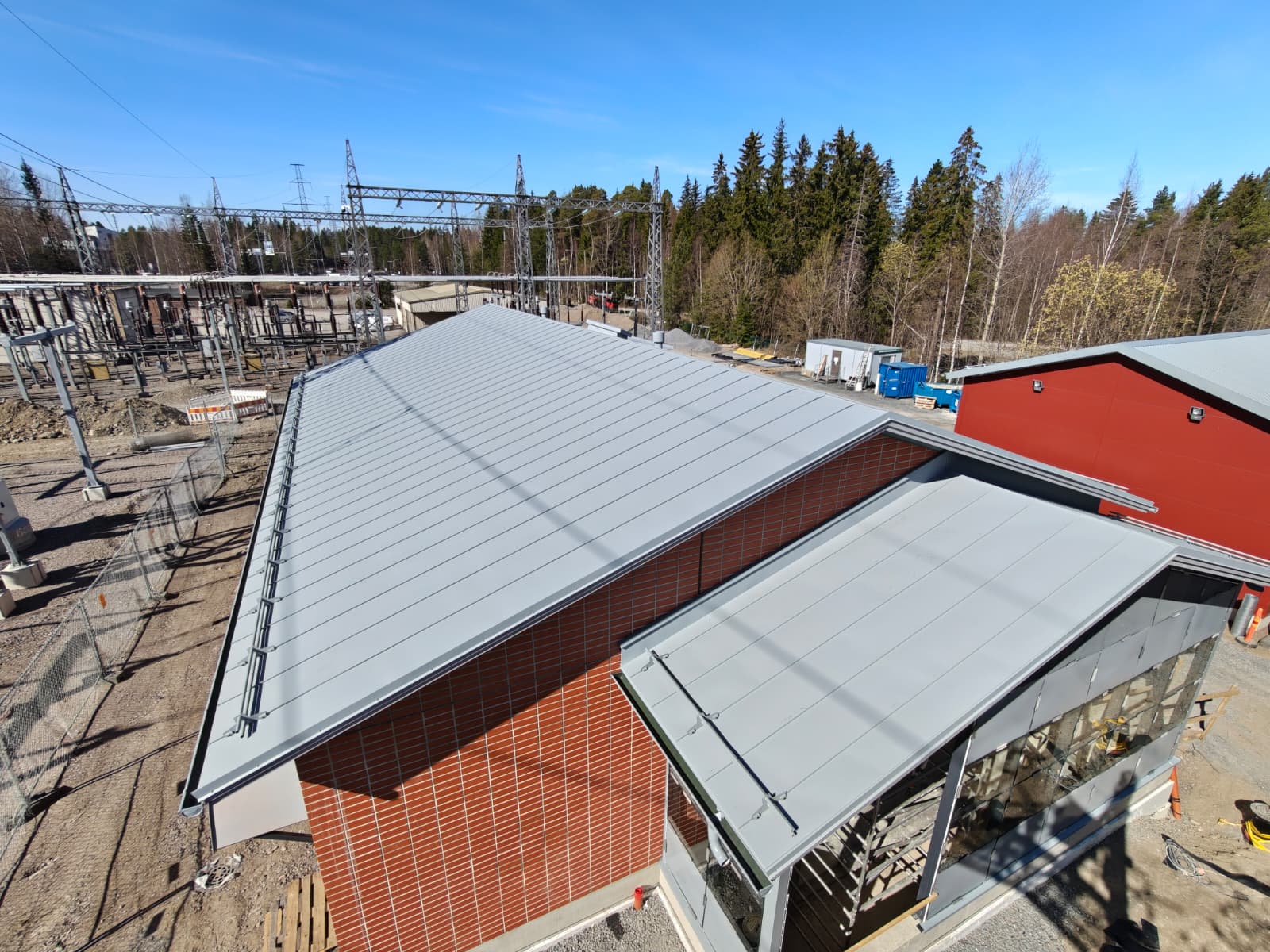 Pienen saunarakennuksen tummanharmaa konesaumakatto Pirkkalassa.